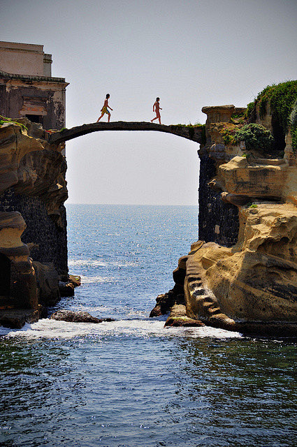 意大利那不勒斯Gaiola Bridge...