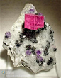 菱锰矿、萤石、黝铜矿在水晶上
Steve’s Pocket, Fluorite Raise,Sweet Home Mine, Alma, Colorado, U.S.A
7.5 x 5.2 x 4.4cm
拍摄/所有者：Jeffrey starr