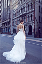 Karen Willis Holmes2014婚纱，纽约街头，无论是拍摄角度，还是婚纱本身的特质，都让人不得不惊叹。