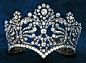 这顶王冠属于法国的约瑟芬皇后所有，在一次宫廷宴会上，格雷丝王妃借带了这顶王冠，摩纳哥遵循的就是一套法国宫廷的礼仪。