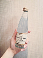 #饮料外貌控# 又是一款外貌气泡水，其实水的味道不错，不到100日元。同样喝完可以插花（拿手上比较看得清包装，所以重照了）