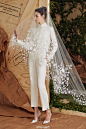 Carolina Herrera Bridal S/S 2017｜来自纽约的Carolina Herrera婚纱在这次“婚纱季”的一众品牌里显得尤其简洁大气～没有繁复的装饰点缀，用到的几乎都是最经典的款式结构～在一众美好背影之中，“白裤装”婚纱和“白衬衫”婚纱格外别致～