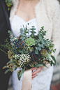 冬季婚礼上的个性手捧花。来自：婚礼时光——关注婚礼的一切，分享最美好的时光。#手捧花#