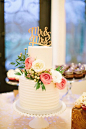 
当婚礼蛋糕遇上美艳鲜花，邂逅一段浪漫而优雅的甜蜜时光

一直以来，鲜花和婚礼蛋糕都是每场婚礼不可少的主角。用鲜花装点婚礼蛋糕也变得流行起来。哪怕是一朵花的点缀，也能让整个蛋糕看起来简单而优雅。当粉色的玫瑰花瓣轻轻飘落蛋糕之上，让你在玫瑰的余香之中回味蛋糕的甜蜜！
