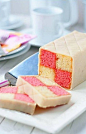Battenburg cake的灵感来源于巴腾堡格纹。不同颜色的方块状的海绵蛋糕外