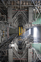 NASA新发了一张飞行器组装大楼内部仰视图（图一）。新搭设的四层操作平台，为接下来执行火星探测计划的猎户座飞船组装作准备。位于弗罗里达肯尼迪太空中心的这栋组装大楼（图二），高160米，是世界上最高的单层建筑。