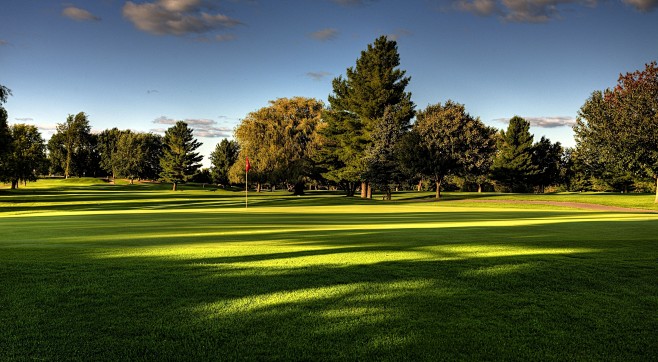 美丽绿色的高尔夫球场封面大图