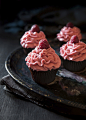 EASY MOIST CHOCOLATE CUPCAKES WITH RASPBERRY BUTTERCREAM (Baking Pretty)