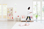 人,沙发,桌子,地毯,室内_511590109_Woman Walking In Living Room_创意图片_Getty Images China