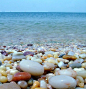 山东长岛月牙湾海滨，脚下是美丽的海滩石，
