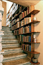 楼梯设计不好会造成很大的空间浪费 如果配上一个书架就会一下子生动起来