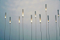 hideki yoshimoto和 yoshinaka ono设计的inaho互动灯，形似芦苇，能随风闪动金色的光芒，当你靠近的时候，它还会慢慢倾向你，非常智能奥，在2013年米兰家具展也有展出。 #采集大赛#