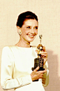 对岁月从容以对的人，岁月也会格外优待她。图为1990年1月20日，Audrey Hepburn获得47届金球奖终生成就奖（又名塞西尔·B·德米尔奖，为表彰终身致力电影事业,为全球娱乐业做出贡献的人士的奖项）。