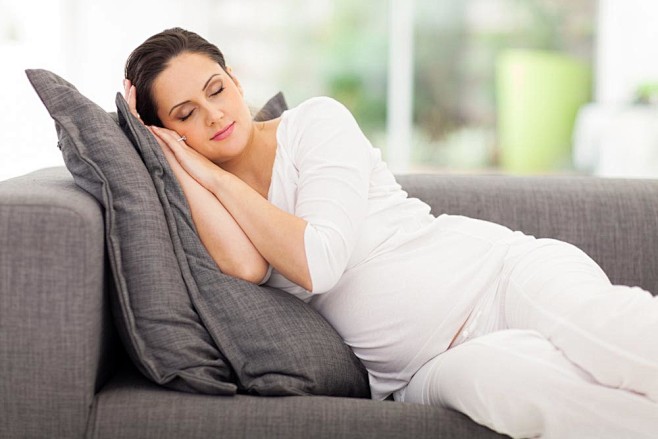 沙发上睡觉的孕妇图片