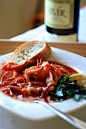 ღ意式烩海鲜ღ Itallian Seafood with Tomato Sauce

        我一直觉得意式烩海鲜吃起来尤其爽快。酸酸的西红柿酱里透着清爽，配佐鲜甜的海鲜，滋味儿好极了。这多出来的酱汁用法棍来蘸，或者是吃配份意面，都非常棒啊。我这里头只用了熟得非常快的海鲜，如果用鱼块的话，时间要稍微长一些。不过总的说来么，海鲜熟得都很快，嘿嘿。花不了几分钟，就可以端上一盘上好的意大利菜了，配上一杯白葡萄酒……馆子里卖的也不比这更正宗。        份量：1人份 ......