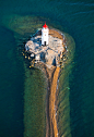 Lighthouse on the undersea rock near Vladivostok, Russia  在海参崴附近的海底岩灯塔，俄罗斯
