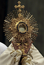 【The Monstrance】在很多照片中能教皇及宗教人员手里举着的东西叫圣体光，里边放的白色的物体就是圣体。常见的有哥特式和罗马式两种，本条微博里的全是罗马式的。更多的款式和样子可以看这里：http://t.cn/RhVQlXw