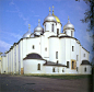 圣索菲亚教堂
　　圣索菲亚教堂建在基辅罗斯公国城中诺夫哥罗德克里姆林的中央，教堂墙面抹着白灰，上面耸立着五个大穹顶，外观庄严、简朴，但构图欠完整。内部有很好的湿壁画。
　　这时期俄罗斯教堂在技术和艺术上虽较粗拙些，但追求气派，具有一定的纪念性。