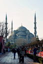 与圣索菲亚大教堂遥遥相望的，就是伊斯坦布尔另一闻名世界的古迹，蓝色清真寺。,木头
