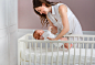 妈妈在婴儿床旁边抱起婴儿 What-is-Plagiocephaly.jpg (5520×3768) 更多高品质优质采集-->>@大洋视觉

