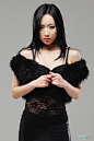 韩国美女方敏雅最新黑色典雅高清图片曝光，Girl's Day成员之一的方敏雅，性感高挑的身材，搭配黑色紧身皮裤，将紧致的身材完美的勾勒出来，女人味十足。