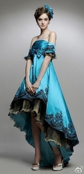 极致优雅华美的蓝色黑蕾丝边礼裙，惊艳心动...