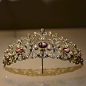 CHAUMET蝴蝶结冠冕，由钻石及分红托帕石打造，约西元1890年由Joseph Chaumet制作。收藏博物馆：巴黎CHAUMET博物馆