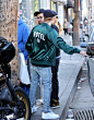 #我爱贾斯汀比伯# 

11月30日:JustinBieber在加利福尼亚州洛杉矶街头吃披萨。（2）