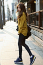 黄色毛衣搭配紧身裤、波鞋，显瘦、温暖又有活力。 #欧美# #潮人# #学院# #时尚#