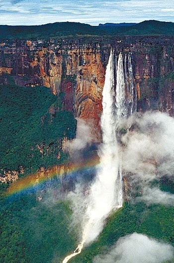  在世界上最高的瀑布。萨尔托委内瑞拉的天...