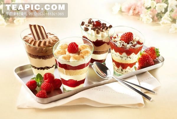 草莓巧克力冰激凌图#冰激凌##巧克力##...