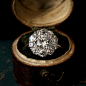 一枚1900年的爱德华集群钻石订婚戒指，诉说着缠绵百年的一场爱恋