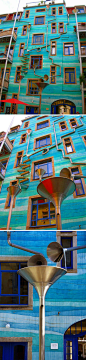 在德国诺伊施塔特艺术街上有一堵独特的音乐墙，下雨时，雨水通过建筑外表的排水管和排水沟系统，它就成为了一支被唤醒的管弦乐队，演奏着自然的乐章。