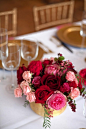 粉色、红色、金色的西式餐桌布置