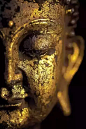 金铜佛像是用铜或者青铜铸造，表面鎏金的佛像,是佛教造像艺术之一。汉传和藏传是其两大支柱: 汉传主要接受的是印度显教流行期的犍陀罗、马土腊等几种造像风格和手法，造型相对简单，形象敦厚温和，大多是一头二臂，以寂静像居多；藏传主要接受的是印度密教期的东印度、尼泊尔、斯瓦特、克什米尔等几个艺术流派的影响，造型以愤怒像居多，多为多面多臂或异类身，有坐、立、舞等各种姿态。: 