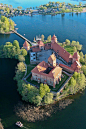 立陶宛．特拉凱水中城堡。
整座城堡被湖水所包圍,冬天時湖面結冰，可於湖面進入城內,節省遊客不少路程。 #景点#