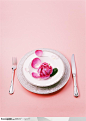 餐具中的玫瑰花情人节高清图片素材背景图片下载
