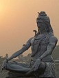 印度Rishikesh，恒河边的湿婆像，因为洪水被冲走三次，三次重塑，最后一张是神像在洪水中的最后一瞥，现在新立的神像被放在了Parmarth Niketan瑜伽道院的花园里 ​​​​