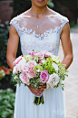 在多伦多皇家音乐学院举行的美丽婚礼 : 在多伦多皇家音乐学院内举行的婚礼，粉红色的玫瑰花，绿绣球花和兰花带来时尚和清新的装饰。