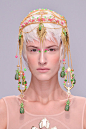 2014年第18期“解析珠宝热潮”，精选曼尼什·阿若拉 (Manish Arora) 2014春夏巴黎时装周秀场珠宝，曼尼什·阿若拉 (Manish Arora) 的珠宝总是带有印度当地的民族风格，独特的风格加上柔和、鲜亮的颜色让人眼前一亮。