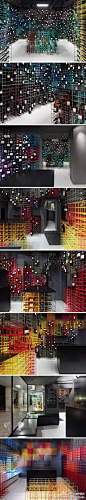 Weinhandlung Kreis酒柜设计：简约绚丽的空中彩虹矩阵。“这家商店应只有酒，没有家具。既是存储间，也是店面。就类似一个电子表格，不浪费任何空间的红酒数据结构。”