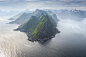 Когти дракона : Снято на острове Сенья, Норвегия. Северо-западная часть острова изрезана глубокими фьордами, а выступающие горные массивы сверху похожи на лапу гигантского дракона.