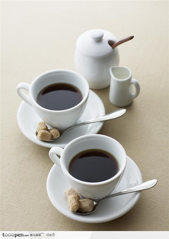清凉饮品-咖啡杯旁的糖