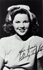 Shirley Temple。不能忘了这个啊，秀兰邓波尔，儿童时期为美国著名童星之一，1934年年仅6岁出演了歌舞片《起立欢呼》，影片大获成功。同年还出演了《新群芳大会》、《小安琪》、《小情人》等8部影片。由于在这几部影片的出色表演，她因此跻身十大明星之列。同时她还获得了第7届奥斯卡特别金像奖。1999年，邓波儿以其童星时期的成就，被美国电影学会选为百年来最伟大的女演员第18名。