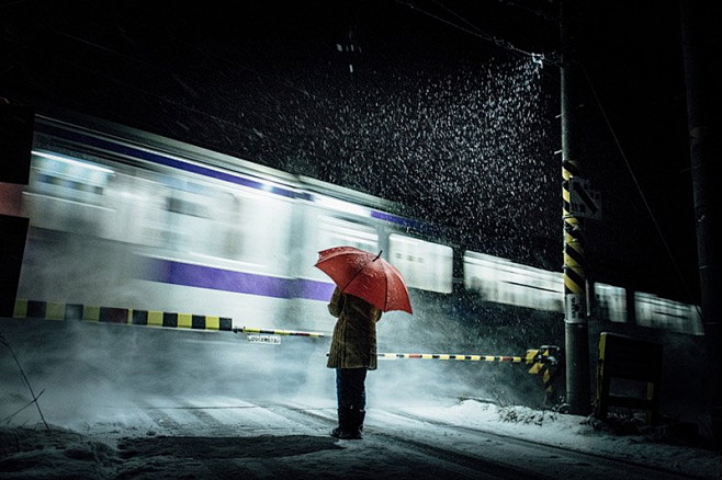 日本摄影师风景人像系列 雨雪中的红伞_人...