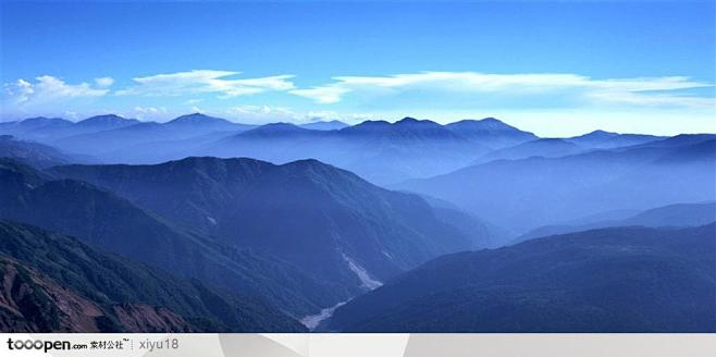 漂亮山景-雾气迷漫的山脉