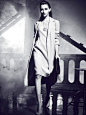 欧碧倩 (OBEG) 2014秋冬女装系列广告大片的灵感来源于经典年代的摩登镜像：回顾20年代、致敬50年代、畅想80年代、品味90年代、迎接2000年代。