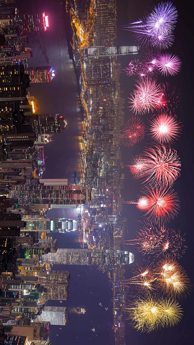 璀璨烟花迎新年，中国香港 (©Thana...