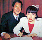 92年，无线的“镇台之宝”万梓良和从台湾来香港发展的女星恬妞结婚，当时的场面十分热闹盛大，周星星同学当伴郎，无线台全程直播呢！可是，两人终于还是散了，离婚后的万先生转行做生意，恬妞则时不时在一些电视剧里演演别人的妈，这是他们在签结婚证书时的照片。