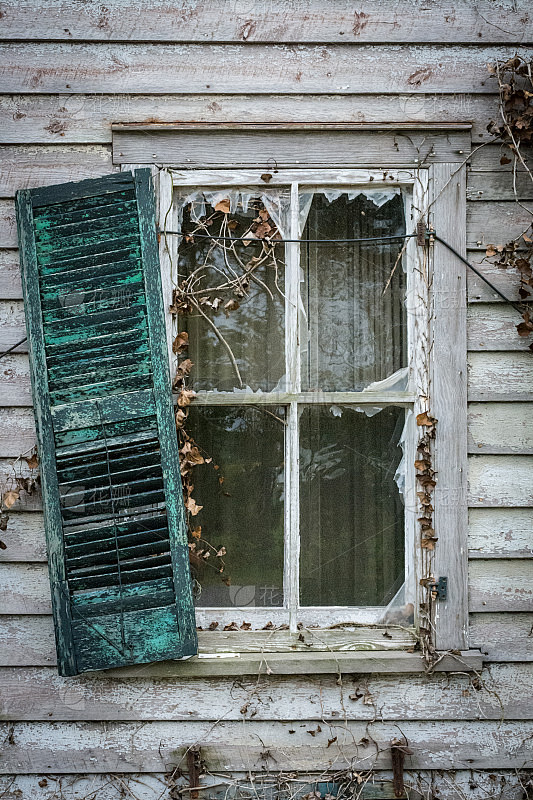 一个废弃房子的窗户